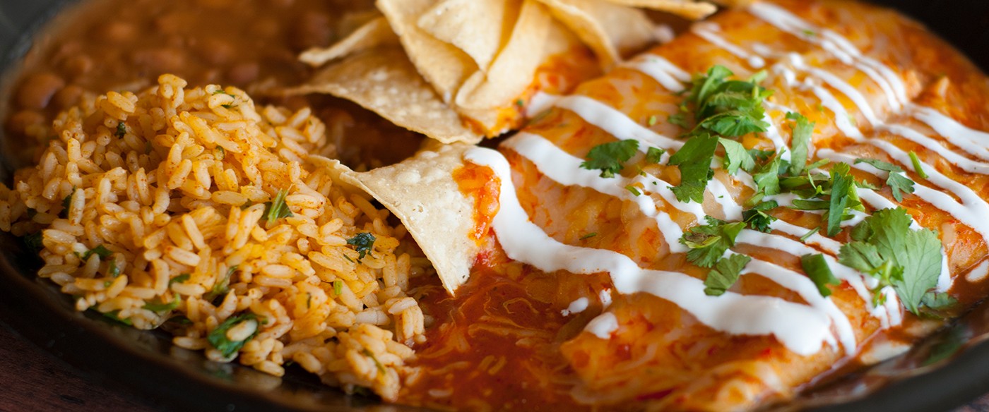 Enchiladas de chorizo con papas en chile guajillo
