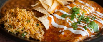 Enchiladas de chorizo con papas en chile guajillo